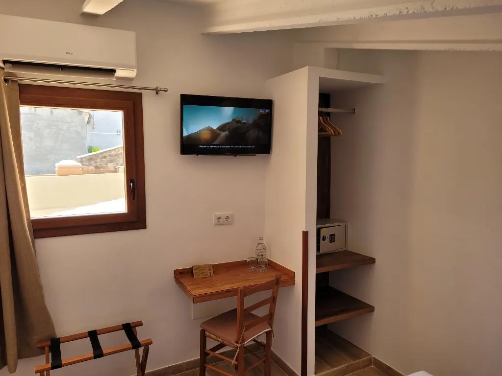 TRIPLE BASIC Room, Casal de Petra - Rooms & Pool, Majorca