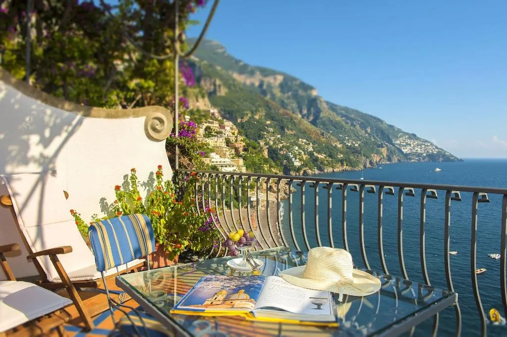 Room, Miramare, Naples