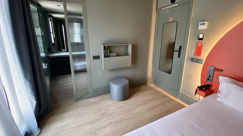 DOUBLE SUPERIOR QUEEN BED Room, Chic & Basic Dot, Madrid