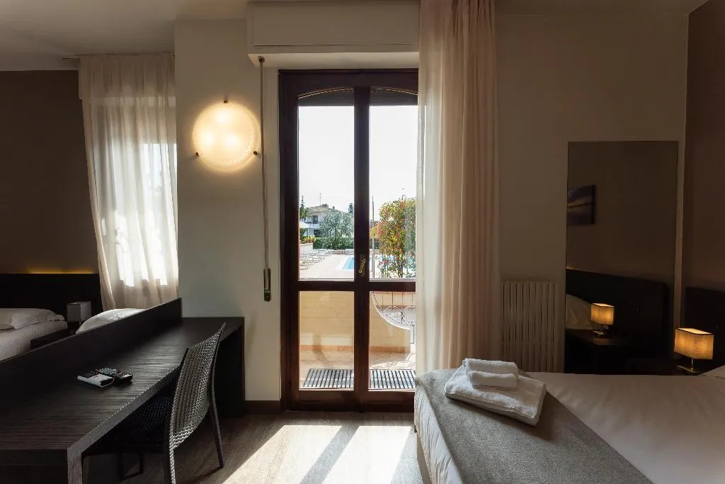 QUADRUPLE CLASSIC Room, Hotel Gardenia Sirmione, Milan