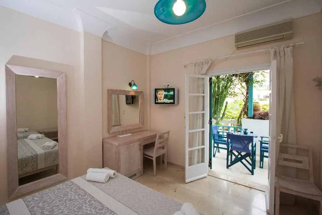 TRIPLE STANDARD Room, Andreas Aparthotel, Santorini