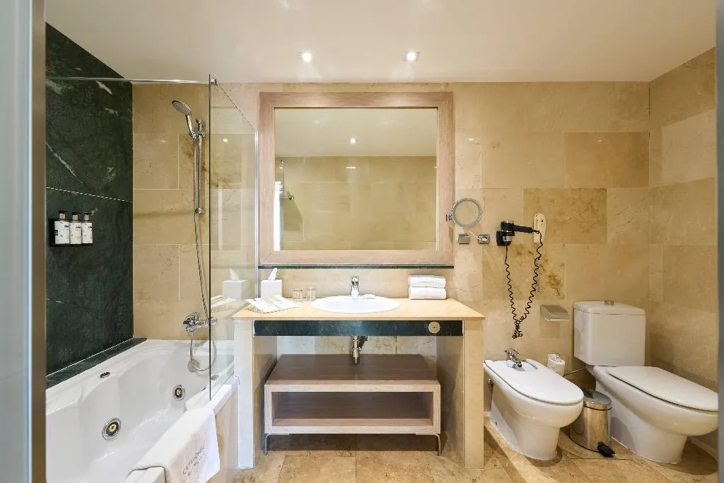 TRIPLE STANDARD Room, Catalonia Barcelona 505, Barcelona