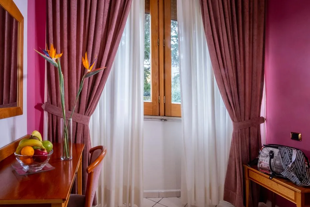 TRIPLE STANDARD Room, Hotel Savoia, Naples