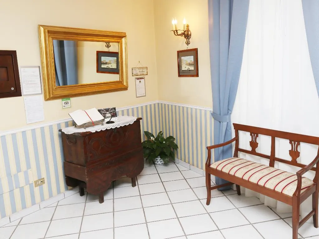 Lobby, Santa Lucia 50, Naples