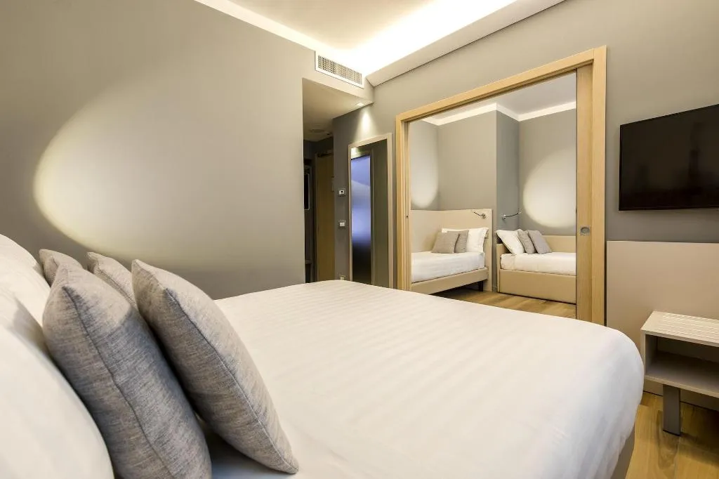 Room, 43 Station Hotel, Milan