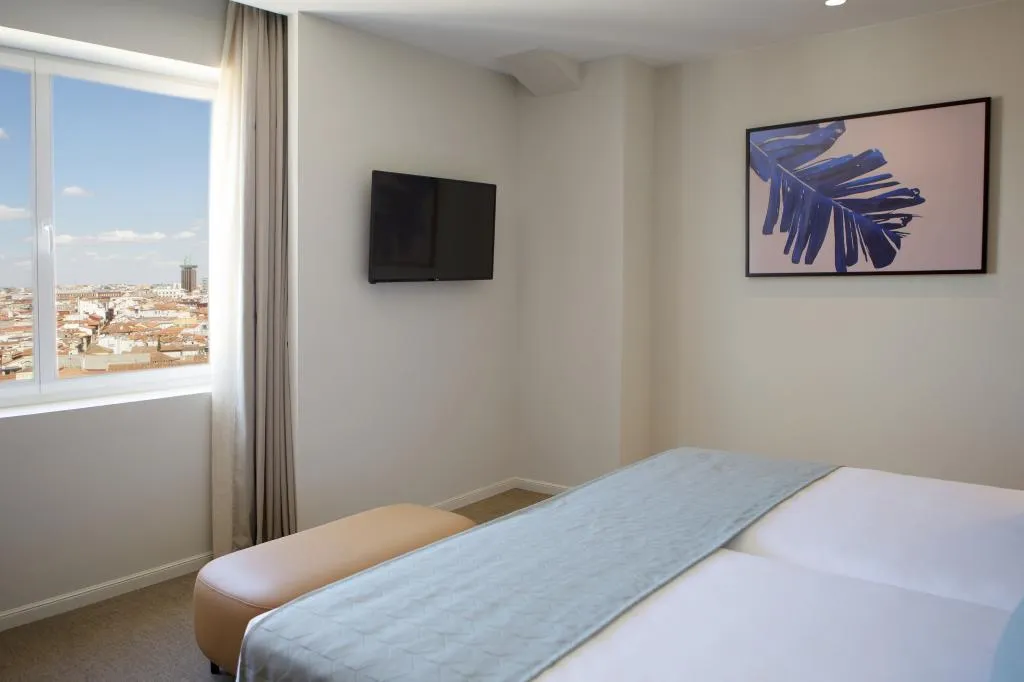 FAMILY ROOM DELUXE TWO BEDS Room, Hotel Riu Plaza España, Madrid