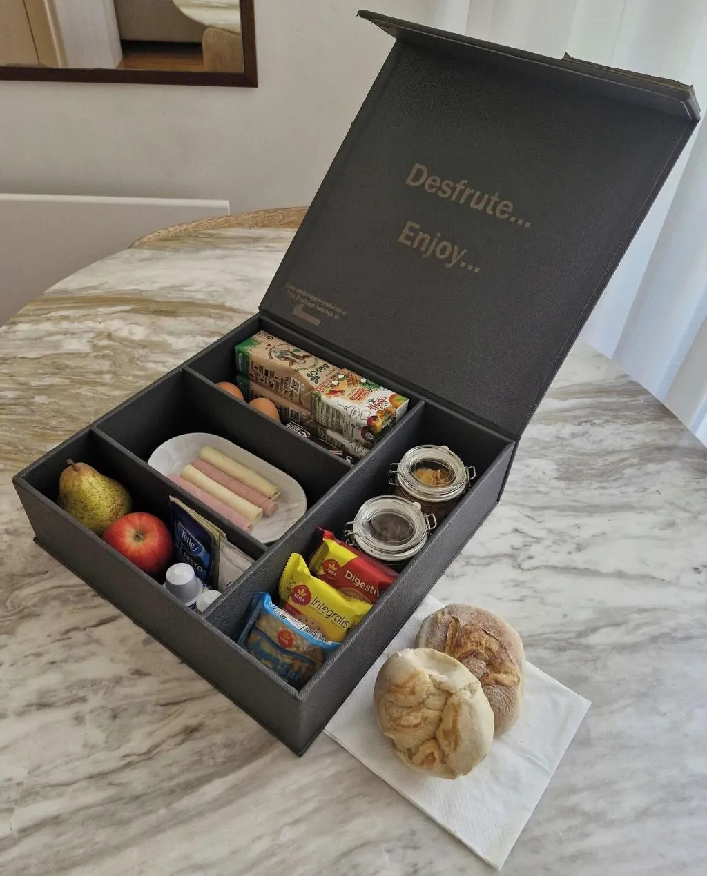 Room, Domum, Porto
