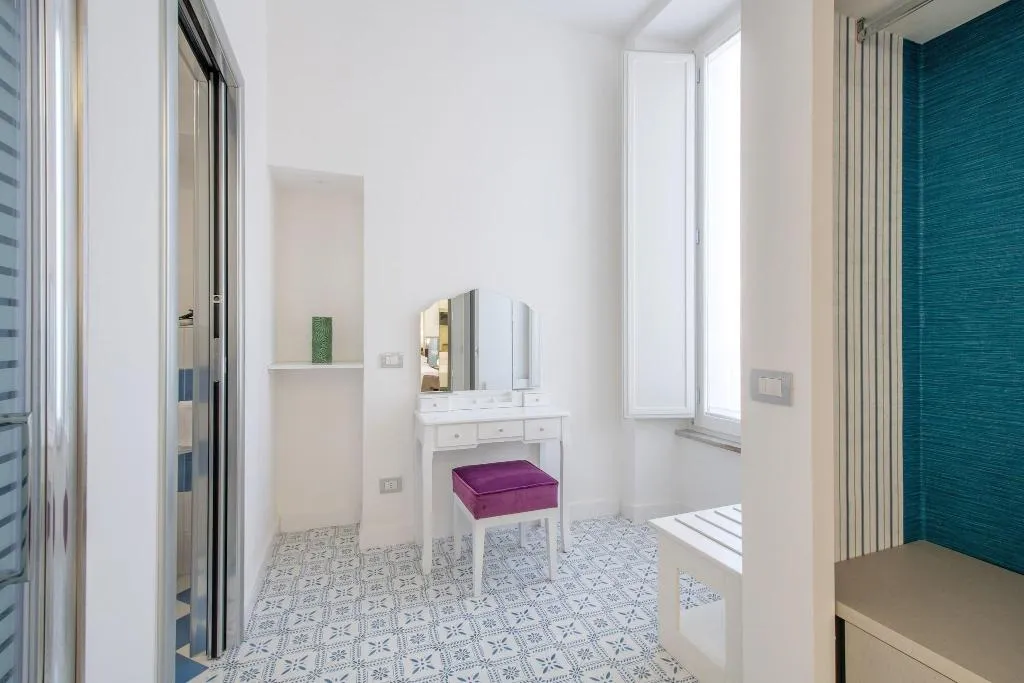 SUITE QUEEN SIZE BED Room, Hotel Nice, Naples