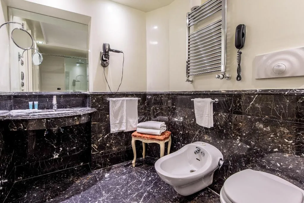 JUNIOR SUITE KING SIZE BED Room, Trilussa Palace Congress & Spa, Rome