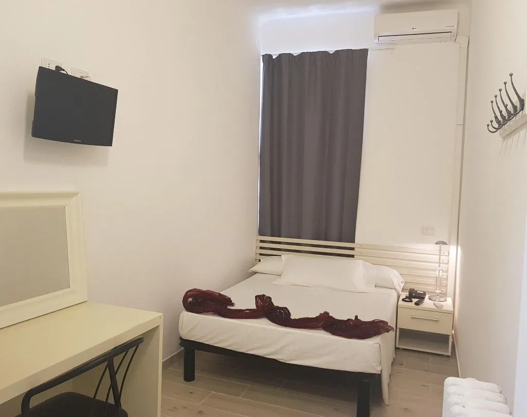 Room, RossoVino, Milan