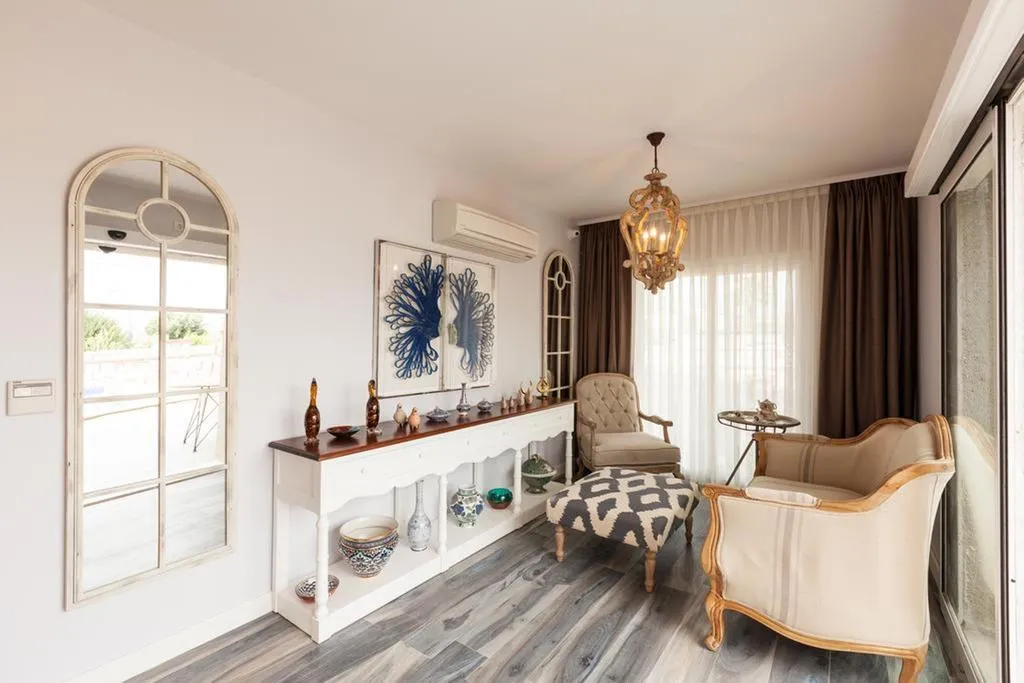Lobby, Alacaat, Izmir