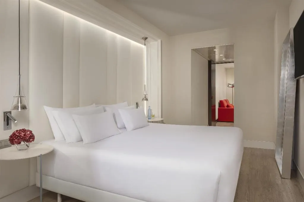 JUNIOR SUITE STANDARD Room, NH Collection Barcelona Gran Hotel Calderón, Barcelona