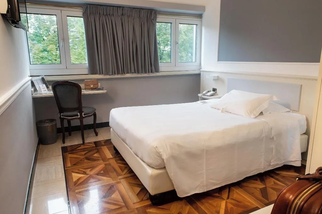 Room, Santa Barbara, Milan