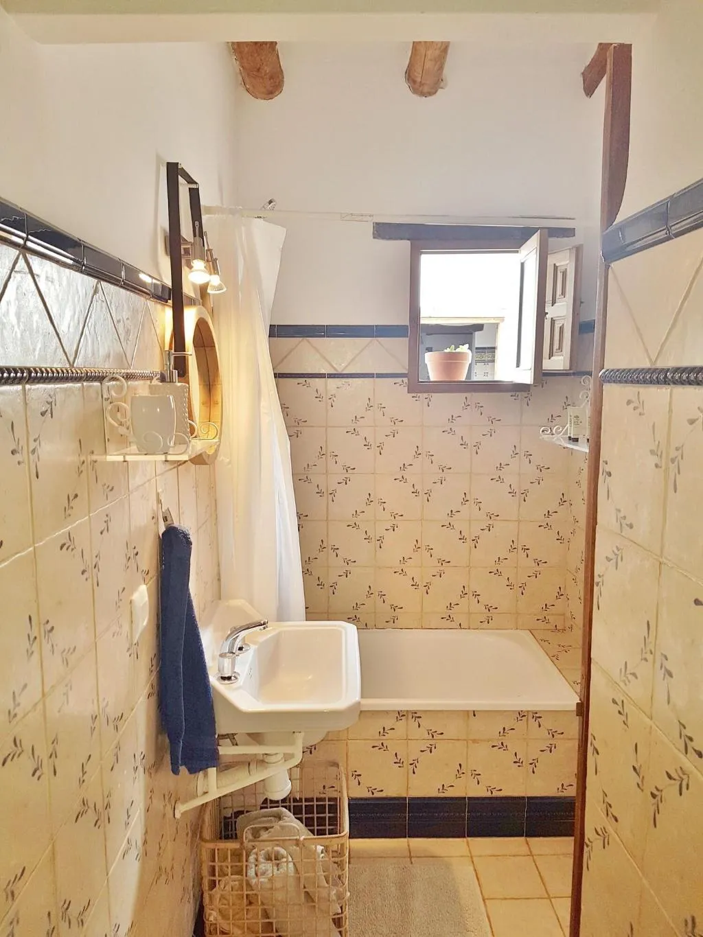 Room, Benali, Valencia