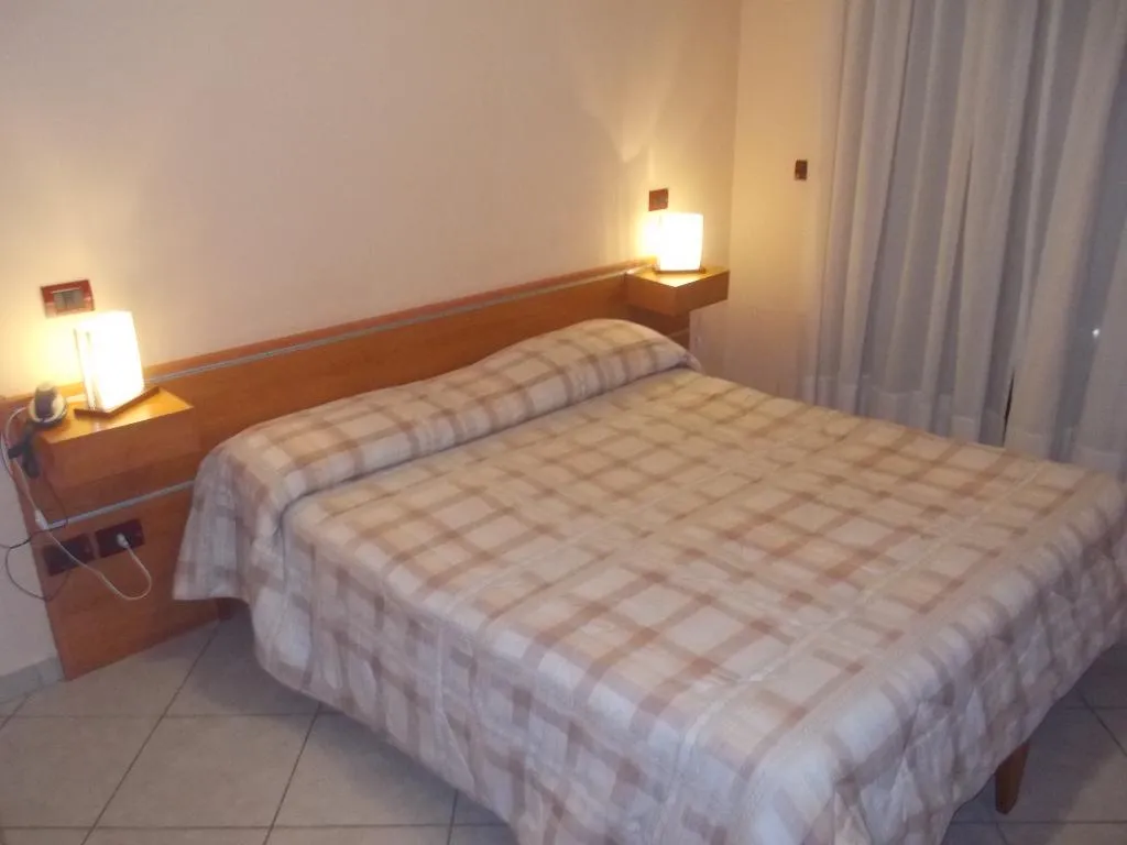 QUADRUPLE STANDARD Room, Royal Hotel Montevergine, Naples