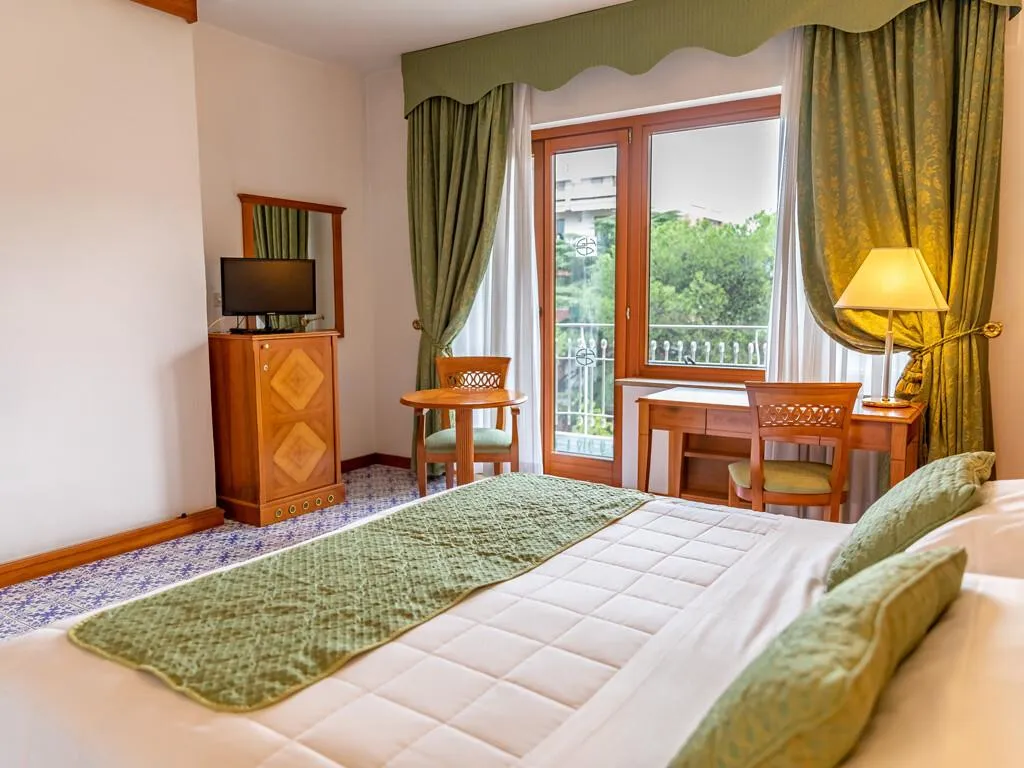 Room, Grand Hotel Cesare Augusto, Naples