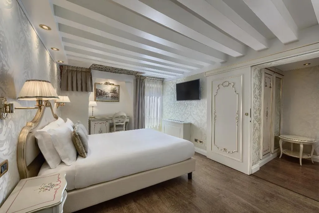 Room QUEEN SIZE BED Room, Hotel Olimpia Venice, BW Signature Collection, Venice