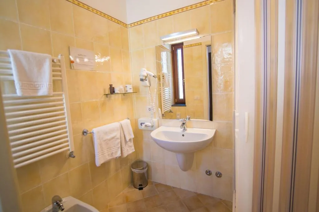Room, Soleluna, Naples