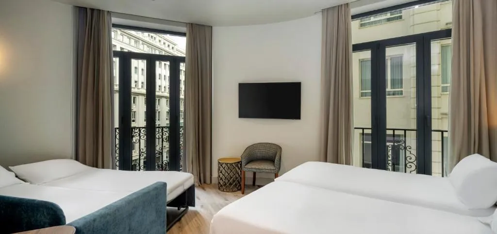 QUADRUPLE WITH VIEWS Room, Regente, Madrid