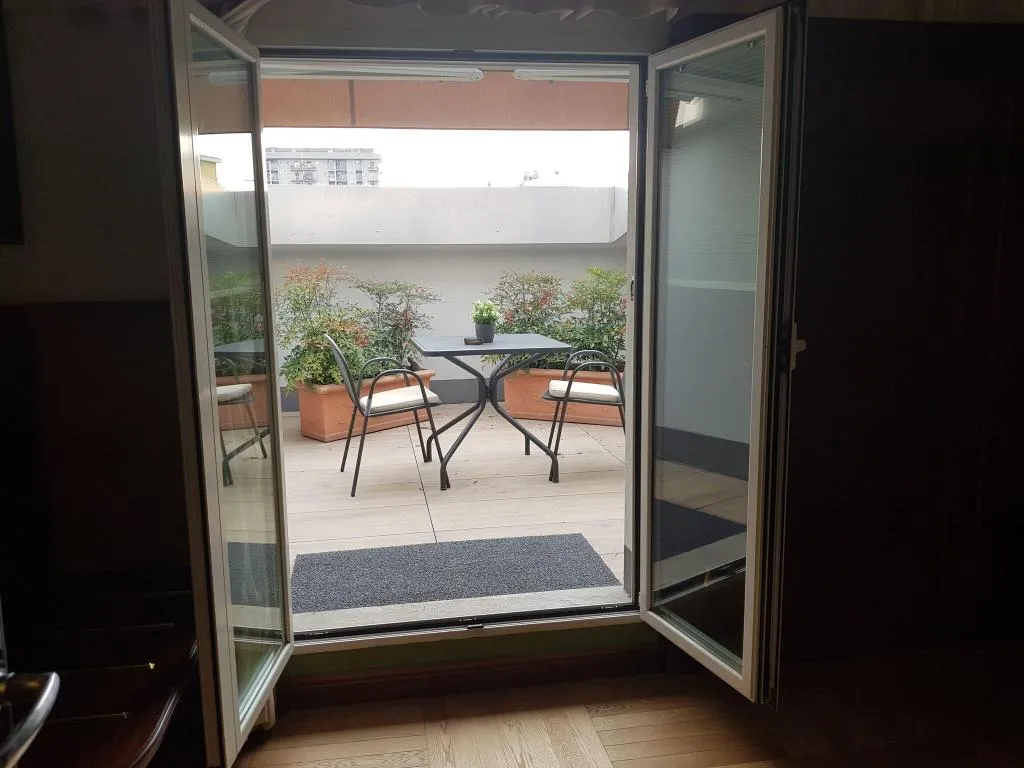 Room, Santa Barbara, Milan