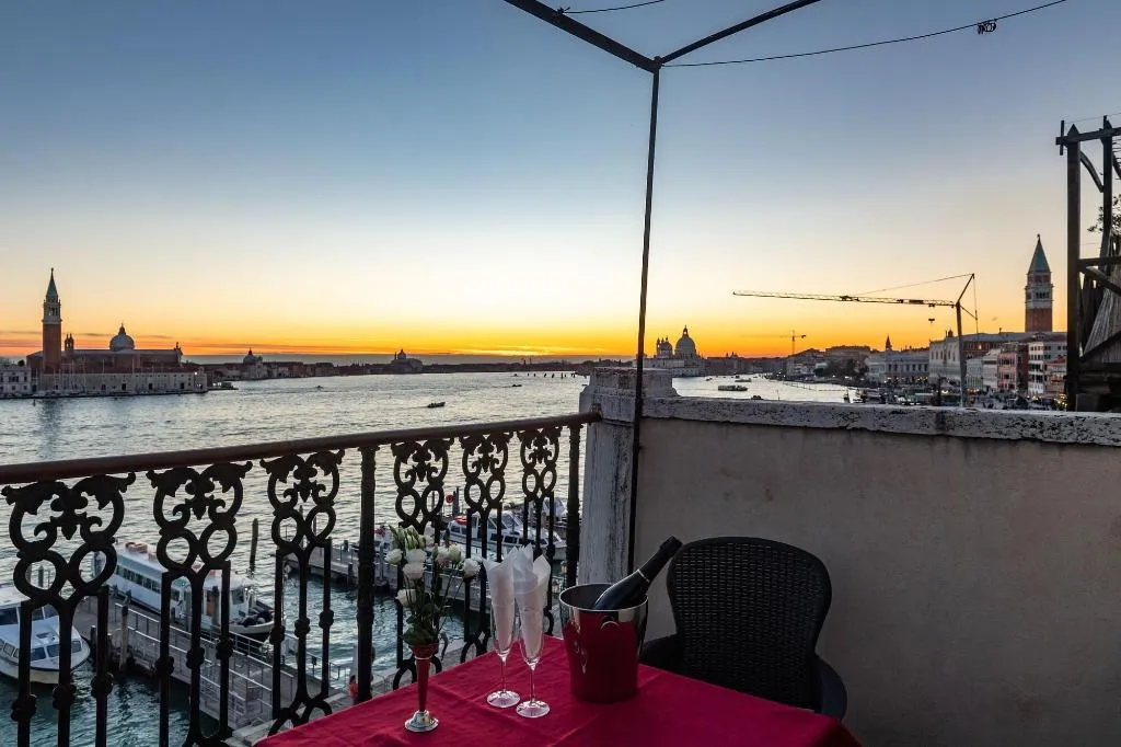 Room, A Tribute To Music, Venice