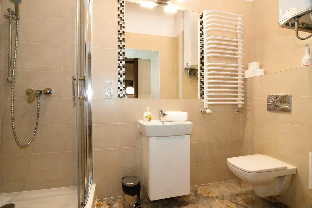 APARTMENT CAPACITY 6 THREE BEDROOM Room, P&J Tourist Apartments, Krakow