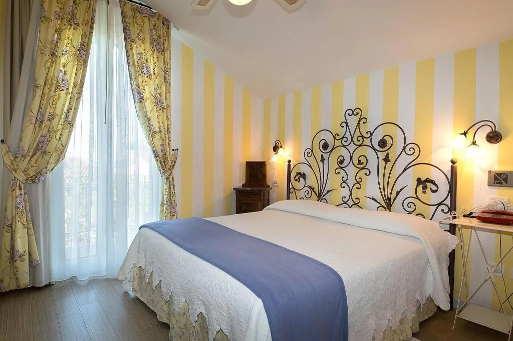 Room, Serenella, Milan