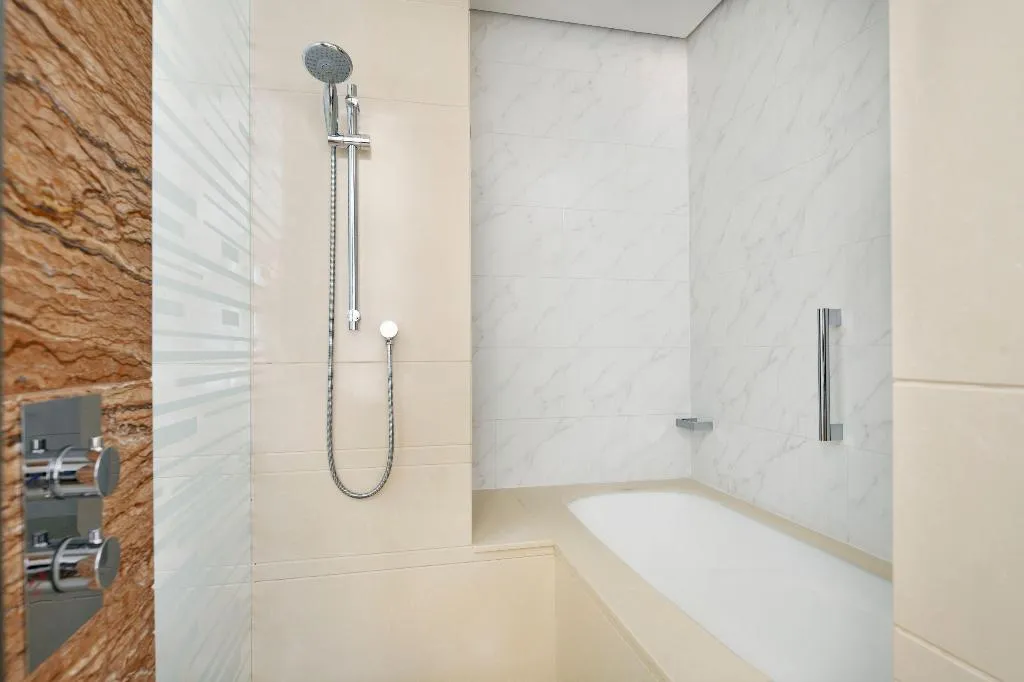 DOUBLE PREMIUM KING BED Room, Crowne Plaza Dubai Marina, Dubai