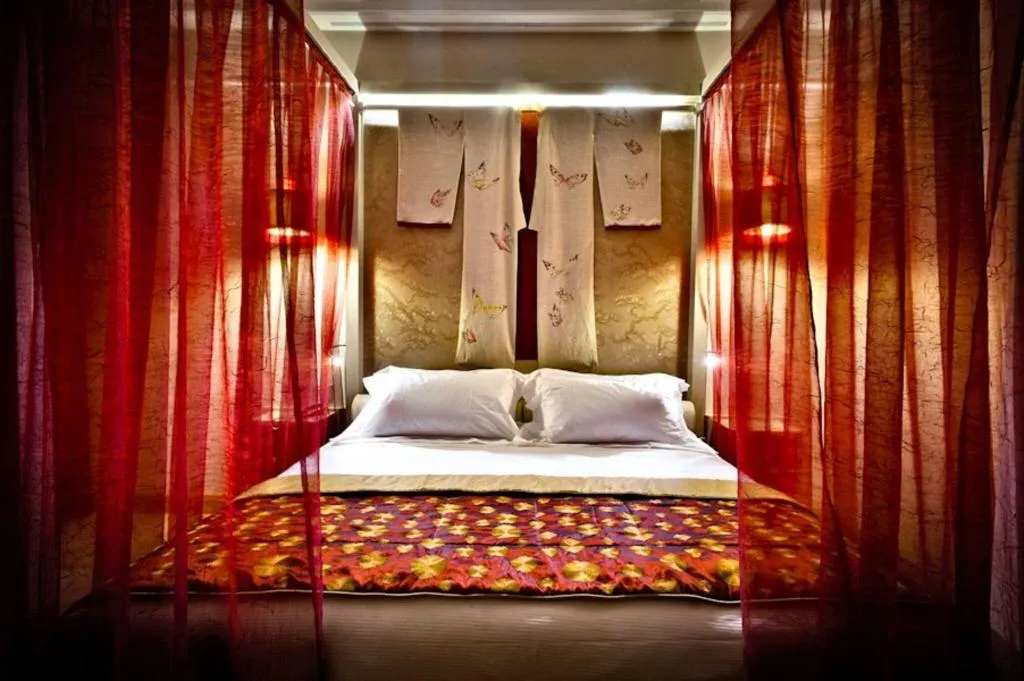 TRIPLE DELUXE QUEEN BED Room, Chateau Monfort, Milan