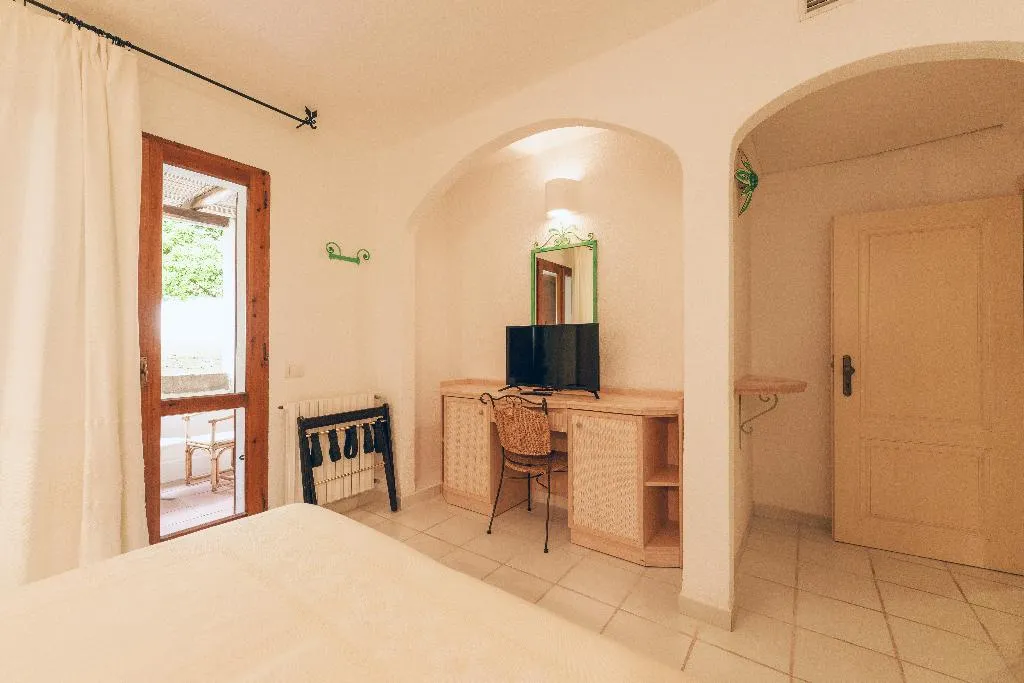 FAMILY ROOM TWO BEDROOMS TWO BATHROOMS Room, Punta Est, Olbia