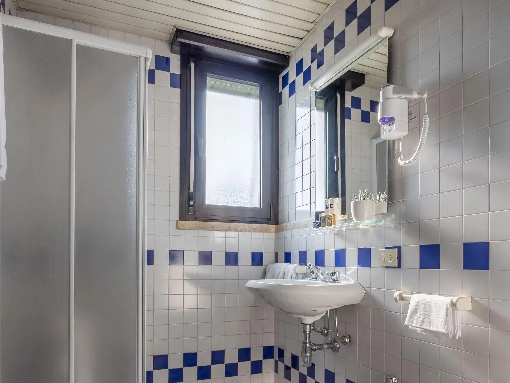 TRIPLE ONE BEDROOM ONE BATHROOM Room, iH Hotels Padova Admiral, Venice