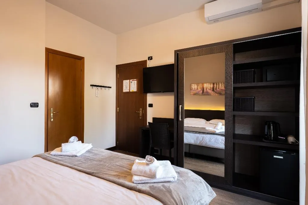 DOUBLE CLASSIC Room, Hotel Gardenia Sirmione, Milan