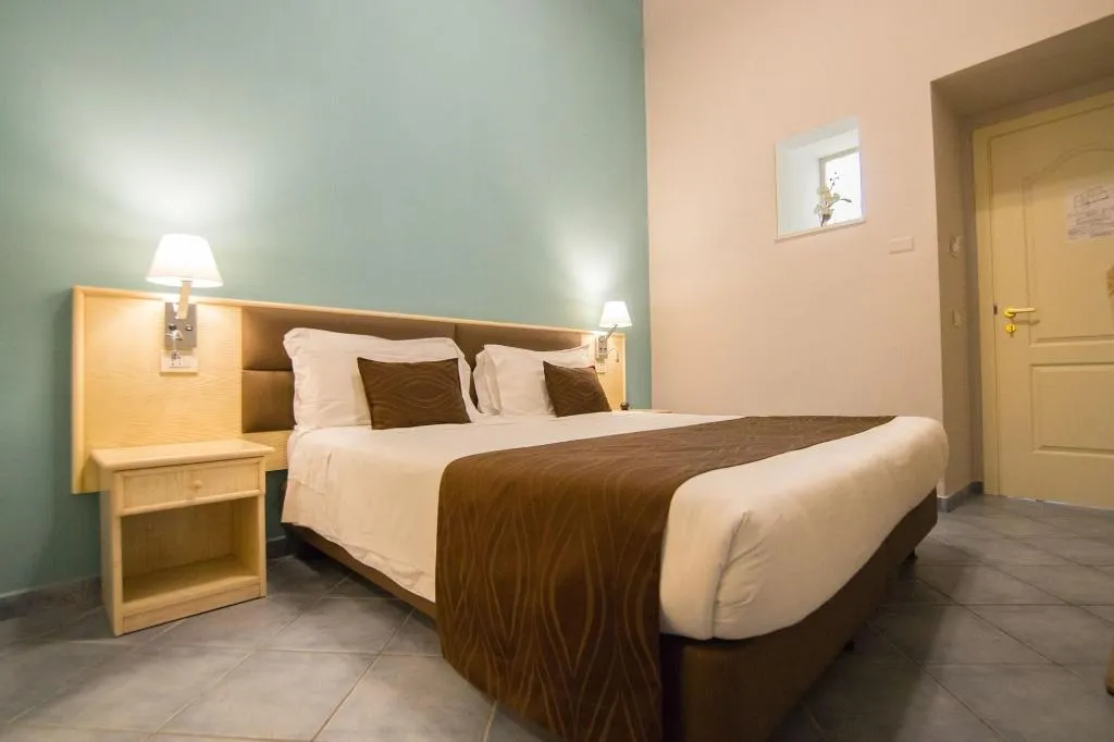 Room, Soleluna, Naples