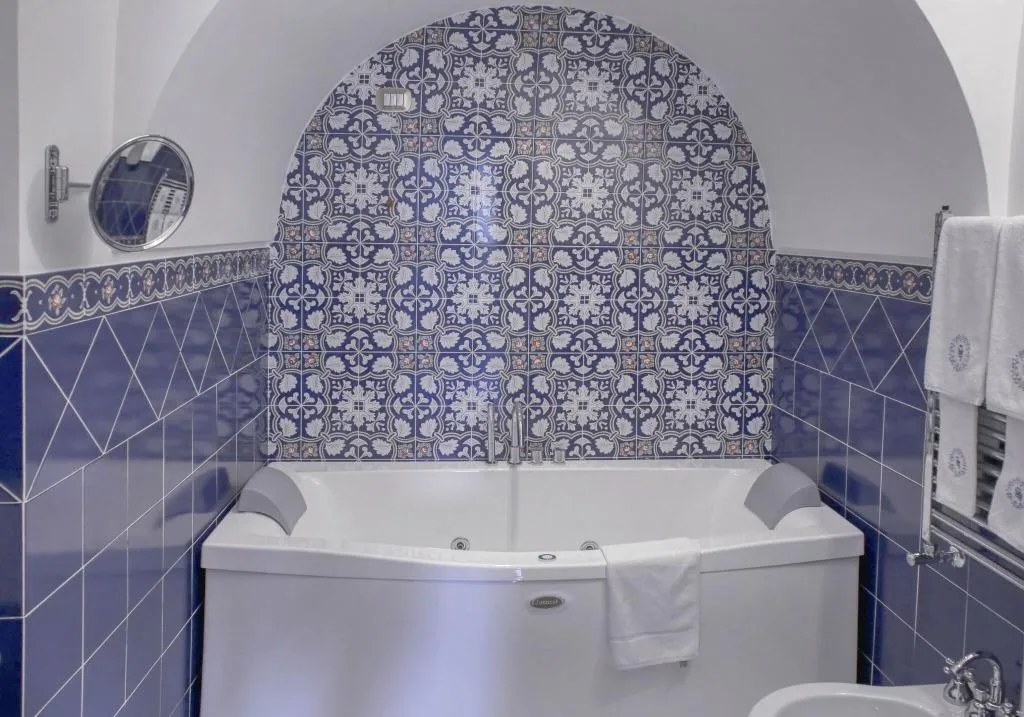 DOUBLE DELUXE KING BED Room, Hotel Palazzo Confalone, Naples
