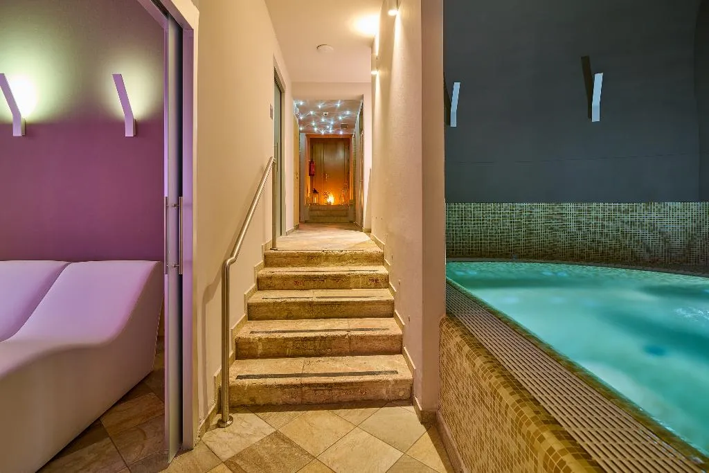 Sports and Entertainment, Portici - Romantik & Wellness, Milan