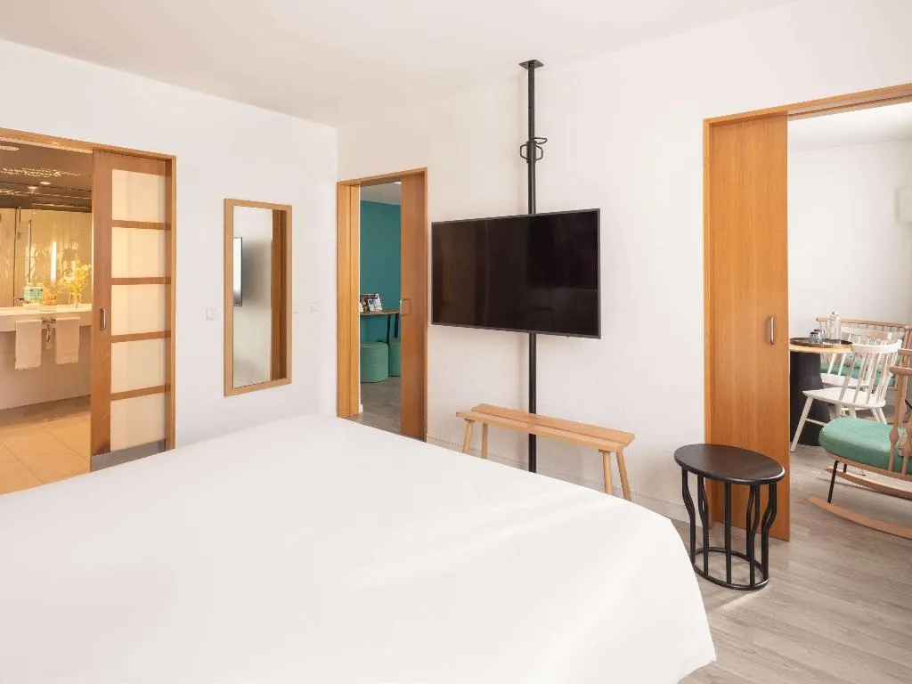 SUITE KING SIZE BED Room, Novotel Barcelona Cornella, Barcelona