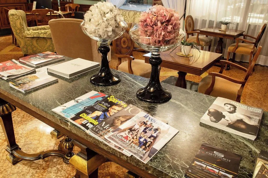 Lobby, Santa Barbara, Milan