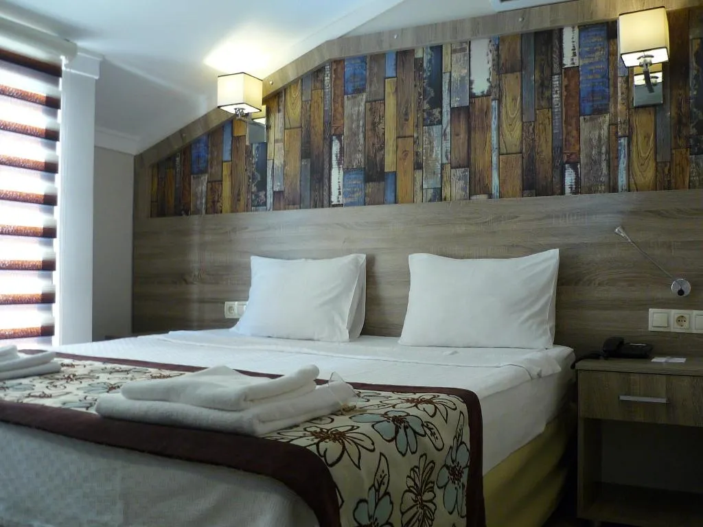 Room, Street61 Studios, Dalaman