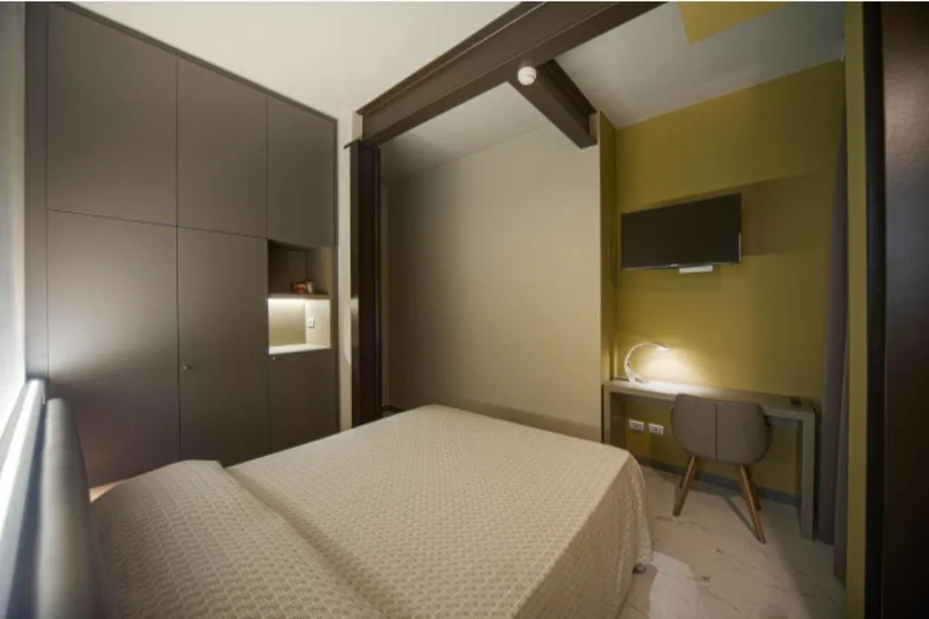 Room, Aaron, Venice