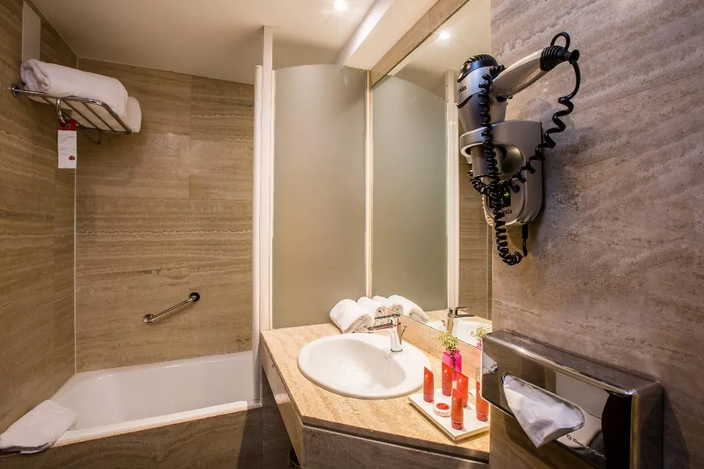 SINGLE DELUXE Room, Leonardo Hotel Madrid City Center, Madrid