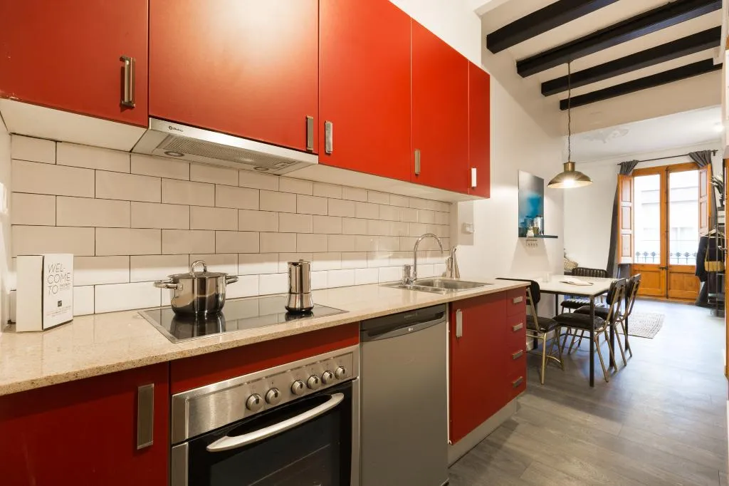 APARTMENT CAPACITY 6 THREE BEDROOM Room, La Mare by The Streets, Barcelona