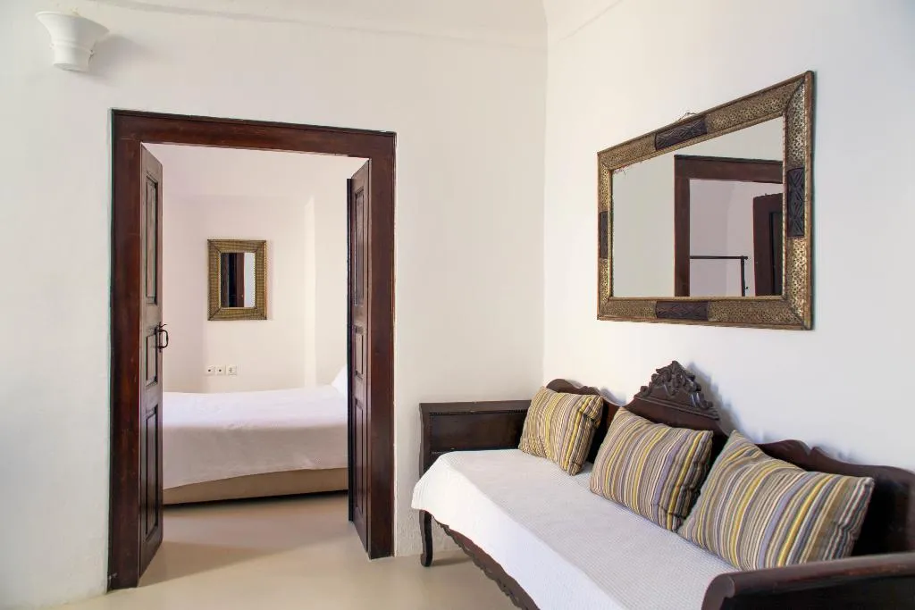 VILLA THREE BEDROOMS WITH PRIVATE POOL Room, Santorini Heritage Villas & Mansions, Santorini