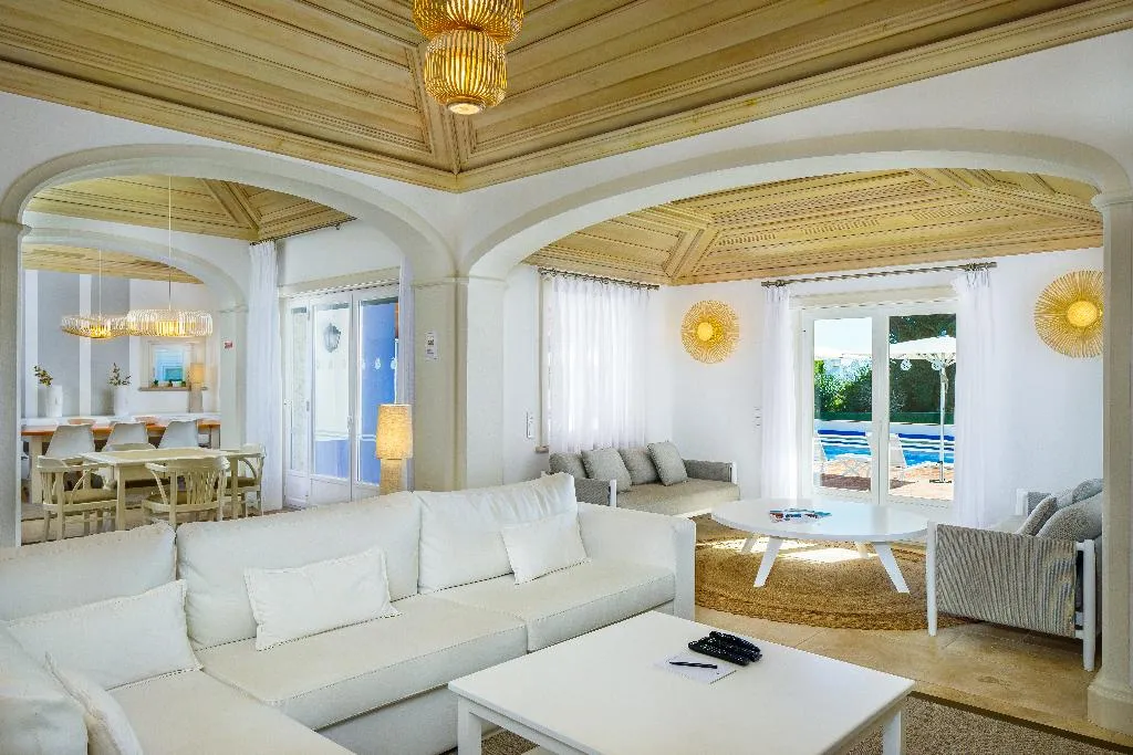 VILLA SIX BEDROOMS THREE BATHROOMS Room, Shantivillas, Algarve