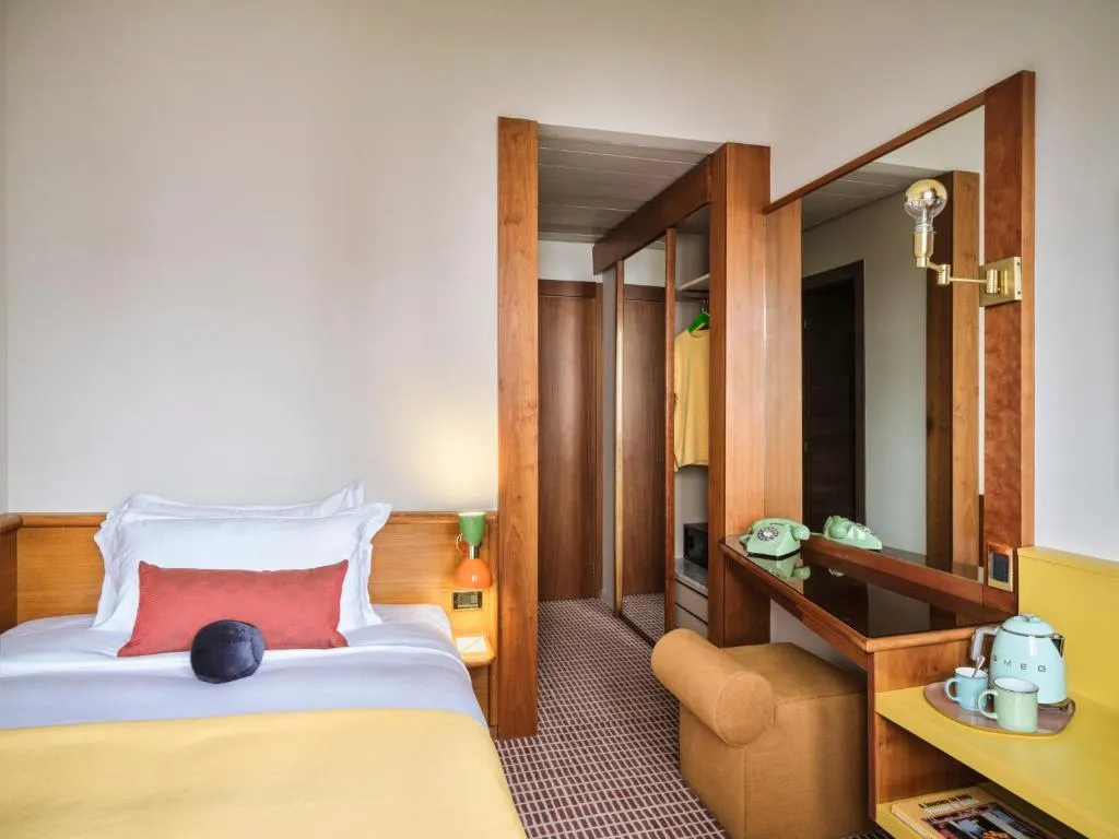 SINGLE STANDARD Room, Max Brown Missori part of Sircle Collection, Milan