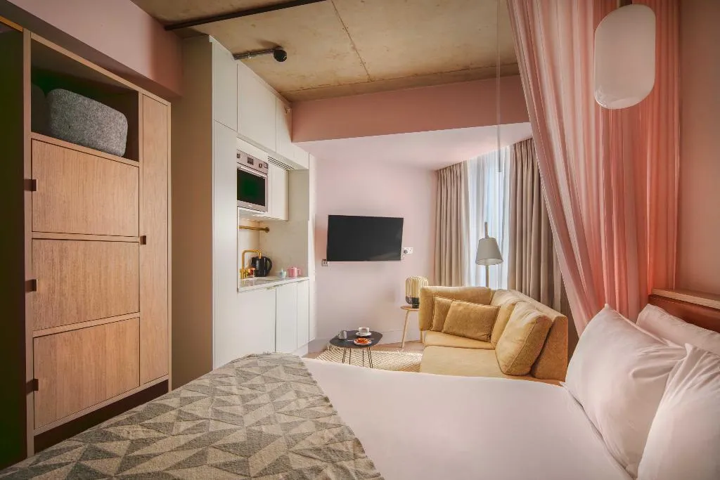 STUDIO CITY VIEW Room, Zanzibar Locke, Ha'Penny Bridge, Dublin