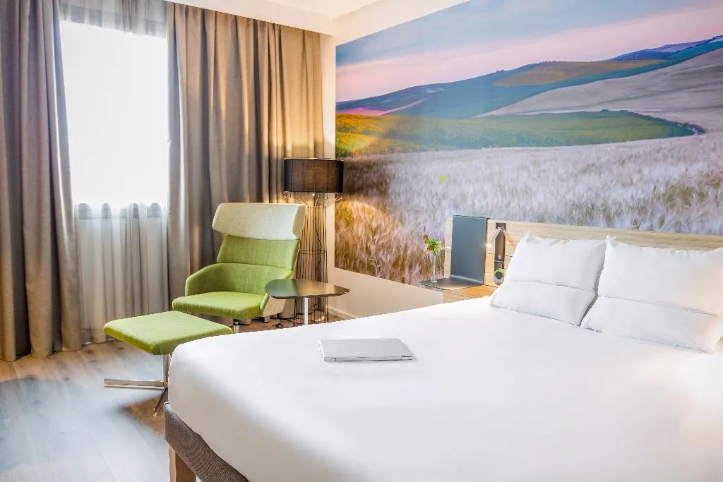 DOUBLE SUPERIOR QUEEN BED Room, Novotel Madrid Feria and Airport, Madrid
