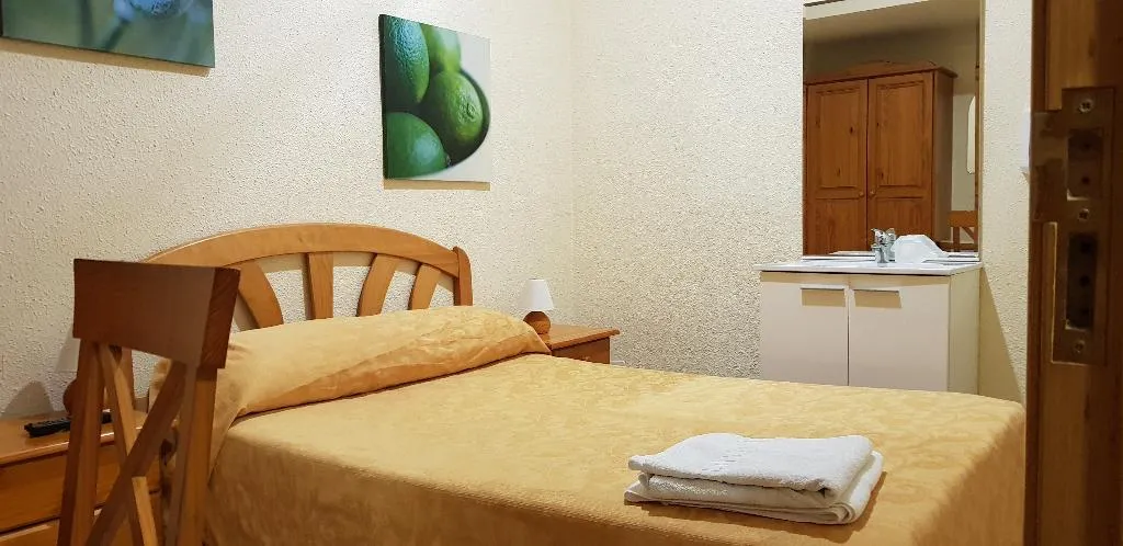 SINGLE WITH SHARED BATHROOM Room, Cuatro Caños, Madrid