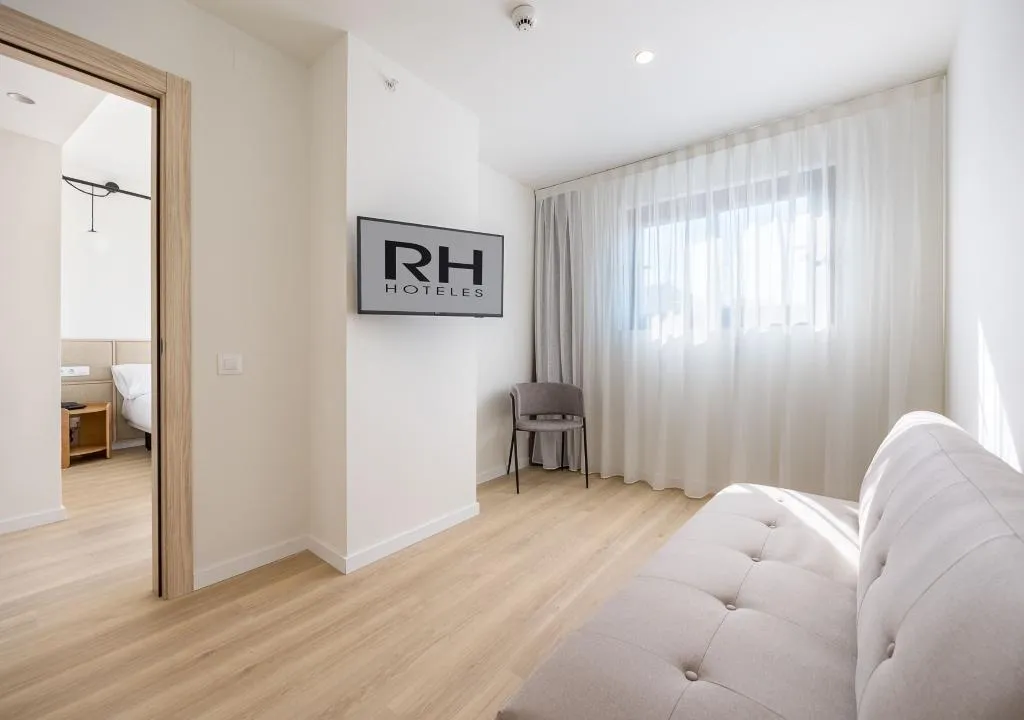 TRIPLE STANDARD Room, RH Arena, Valencia