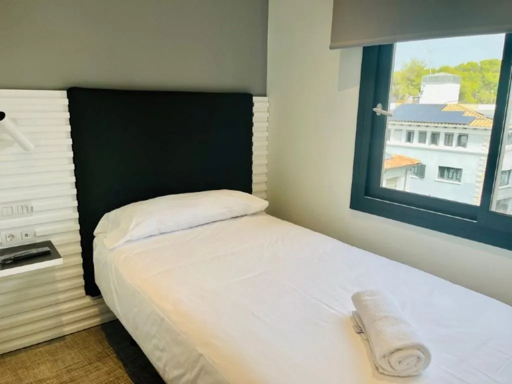 SINGLE BASIC Room, Sitges, Costa Brava