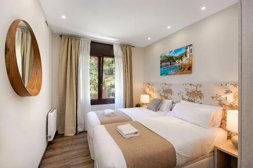 APARTMENT FOUR BEDROOMS Room, Mercedes Heritage Apartments, Barcelona
